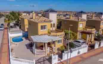 Villa independiente en esquina con piscina privada en venta en Lo Crispin - Algorfa!