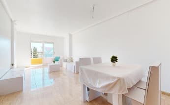 ¡Descubre tu hogar perfecto en Pilar de la Horadada con este amplio piso de 3 dormitorios