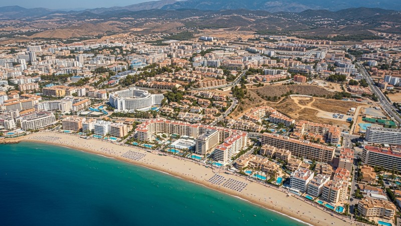 Gráficos de evolución de precios y análisis de inversión inmobiliaria en el mercado de Costa Blanca 2026