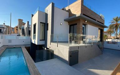 Comprar un Villa en Torrevieja, España. Zona de la  La Mata, 4 dormitorios, 310 m2