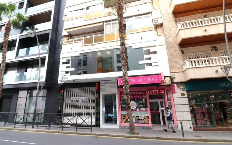 Buy real estate in Torrevieja, Spain. Centro area, 6 bedrooms, 210 m2