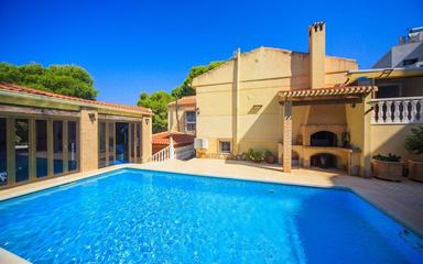 Propiedades en Torrevieja. Zona de la  Los Balcones, 4 dormitorios, 300 m²