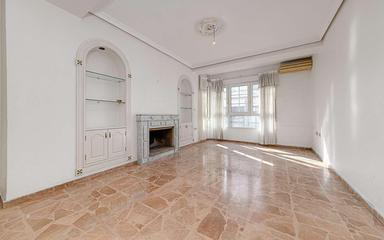 Buy real estate in Torrevieja, Spain. Centro area, 5 bedrooms, 243 m²