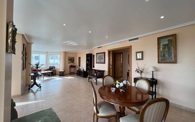 Piso en Torrevieja, España. Zona de la  Centro, 5 dormitorios, 212 m²