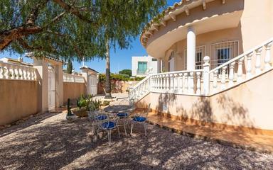 Comprar un Villa en Orihuela Costa, España. Zona de la  La Zenia, 4 dormitorios, 176 m²