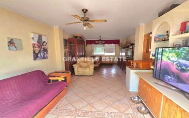 Отдельно стоящий дом в центре Торревьехи с большим участком и солярием.