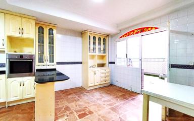 Comprar un Piso en España, Torrevieja. Zona de la  Centro, 5 dormitorios, 243 m²