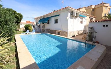 Torrevieja bienes raíces, Bungalow en venta. Zona de la  Punta Prima, 4 dormitorios, 230 m²