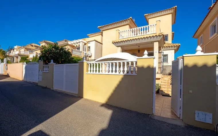 Buy real estate in Orihuela Costa, Spain. Los Altos area, 3 bedrooms, 191 m2