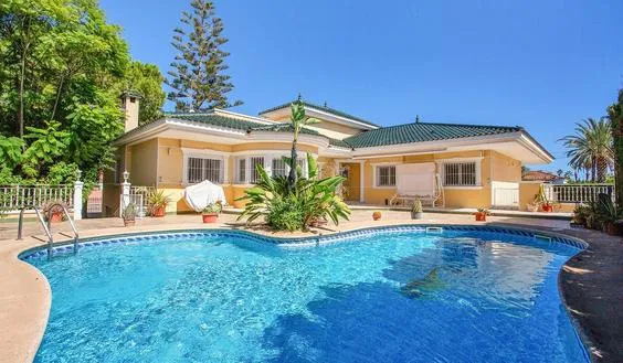 Buy an Villa in Torrevieja, Spain. Torreta florida area, 5 bedrooms, 563 m2 - photo 1