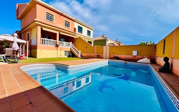 Town house for sale in Torrevieja, Spain. Aguas Nuevas area, 4 bedrooms, 250 m²