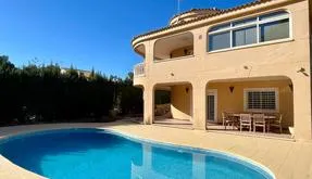 Buy an Villa in Torrevieja, Spain. Eliseos playa area, 4 bedrooms, 325 m² - photo 5