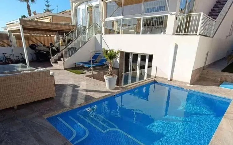 Comprar un Casa en Orihuela Costa, España. Zona de la  La Florida, 3 dormitorios, 320 m², 3 dormitorios, 320 m² — €340000