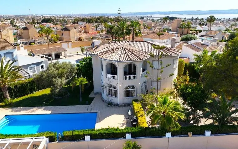 Torrevieja real estate, Villa for sale. La Siesta area, 5 bedrooms, 220 m²