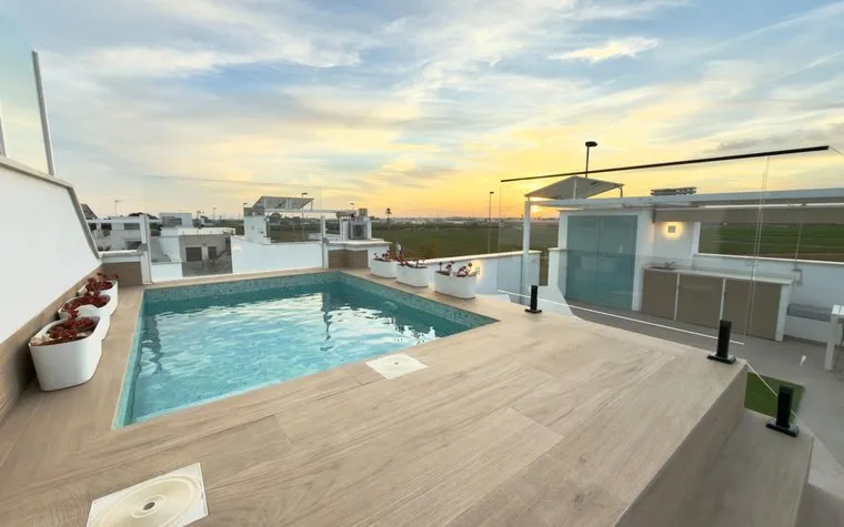 Comprar un Bungalow en España. Zona de la  Torre de la Horadada, 3 dormitorios, 178 m²