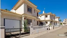 Bungalow in Orihuela Costa, Spain. Playa Flamenca area, 3 bedrooms, 105 m² - photo 2