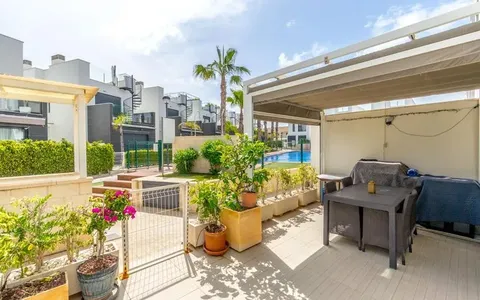 Купить Бунгало в Торревьеха, Испания. Район Punta Prima, 3 спальни, 91 m²