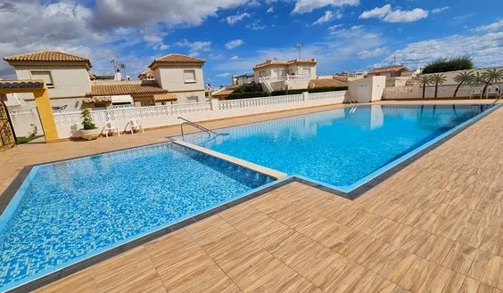 Bienes raíces Torrevieja, Bungalow en venta. Zona de la Los Balcones - Los Altos del Eden, 3 dormitorios, 100 m² - photo 1