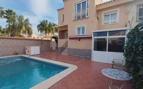 Town house for sale in Torrevieja, Spain. Carrefour area, 5 bedrooms, 231 m²
