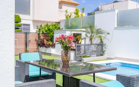 Real estate Torrevieja, Villa for sale. Aguas Nuevas area, 5 bedrooms, 194 m2, 5 bedrooms, 194 m² — €549000