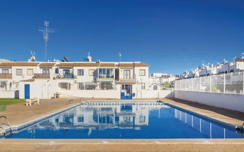 Rijtjeshuis te koop in Torrevieja, Spanje. Wijk Carrefour, 3 slaapkamers, 86 m²