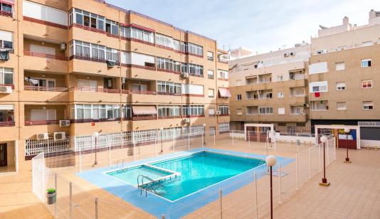 Apartamento con piscina en el centro de Torrevieja image 0