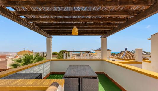 Acogedor chalet adosado en Los Altos, Torrevieja, con solárium privado y excelentes vistas al mar image 0