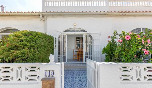 Acogedor Bungalow sin vecinos en Torrevieja – Ideal para la Vida Tranquila image 0