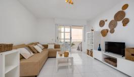 A TAN SOLO 20 M. DEL MAR!!!! SE VENDE BONITO APARTAMENTO EN LA PLAYA DE LOS LOCOS!!!! image 1