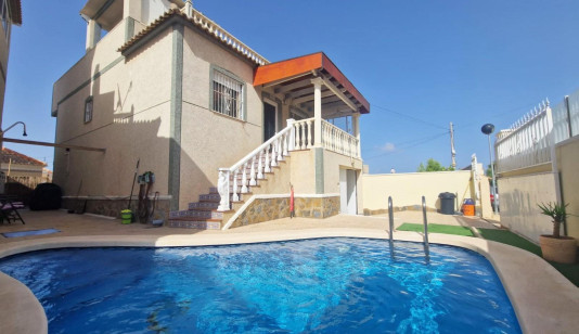 Villa de 2 plantas con garaje, jardín, solárium y piscina privada cerca de Villamartin image 0