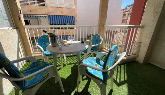 Apartamento de 2 dormitorios con vistas laterales a la Playa del Cura, Torrevieja. image 0