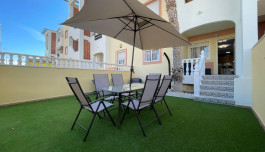 Bungalow en planta baja de 2 dormitorios con piscina comunitaria en La Zenia, Orihuela Costa. image 3