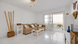 A TAN SOLO 20 M. DEL MAR!!!! SE VENDE BONITO APARTAMENTO EN LA PLAYA DE LOS LOCOS!!!! image 2