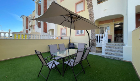 Bungalow en planta baja de 2 dormitorios con piscina comunitaria en La Zenia, Orihuela Costa. image 0