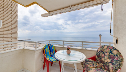 Apartamento en primera línea de playa con vistas frontales al mar image 0