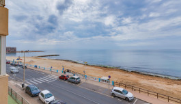 Apartamento en primera línea de playa con vistas frontales al mar image 1