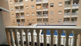 Apartamento de 2 dormitorios, piscina y garaje en zona Habaneras, Torrevieja image 3