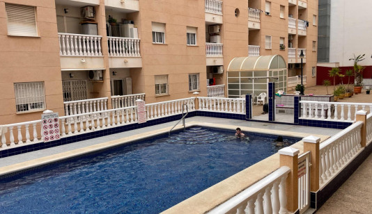 Apartamento de 2 dormitorios, piscina y garaje en zona Habaneras, Torrevieja image 0