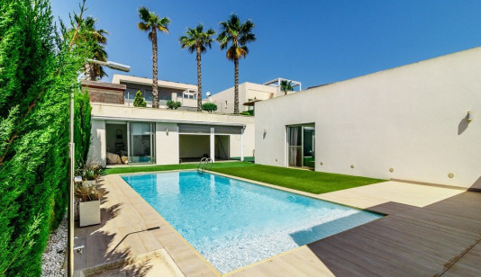 Villa de lujo con la piscina privada y parking image 0
