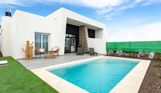 Villas pareadas de obra nueva en una planta con piscina privada image 0